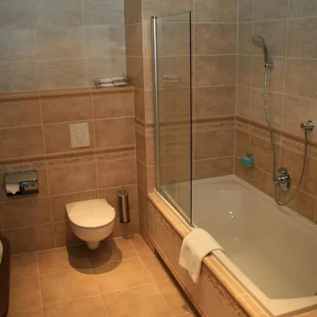 Nimrod Bioszalloda Es Bioetterem 4* Karcag