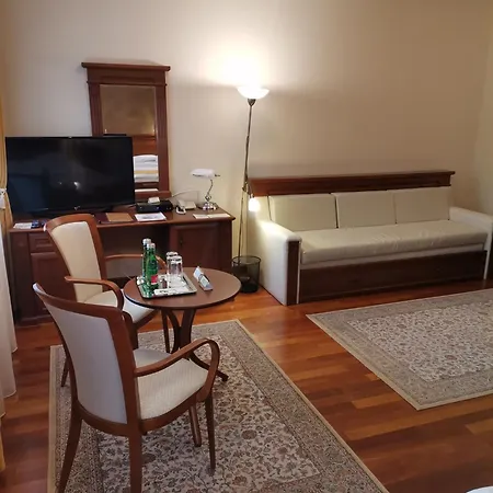 Nimrod Bioszalloda Es Bioetterem 4*