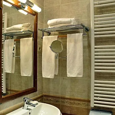 Nimrod Bioszalloda Es Bioetterem 4*