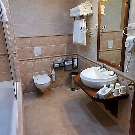 Nimrod Bioszalloda Es Bioetterem 4* Karcag