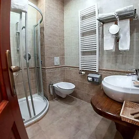 Nimrod Bioszalloda Es Bioetterem 4*